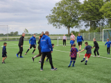 Laatste training S.K.N.W.K. JO7-1 (partijtje tegen de ouders) van maandag 27 mei 2024 (14/180)